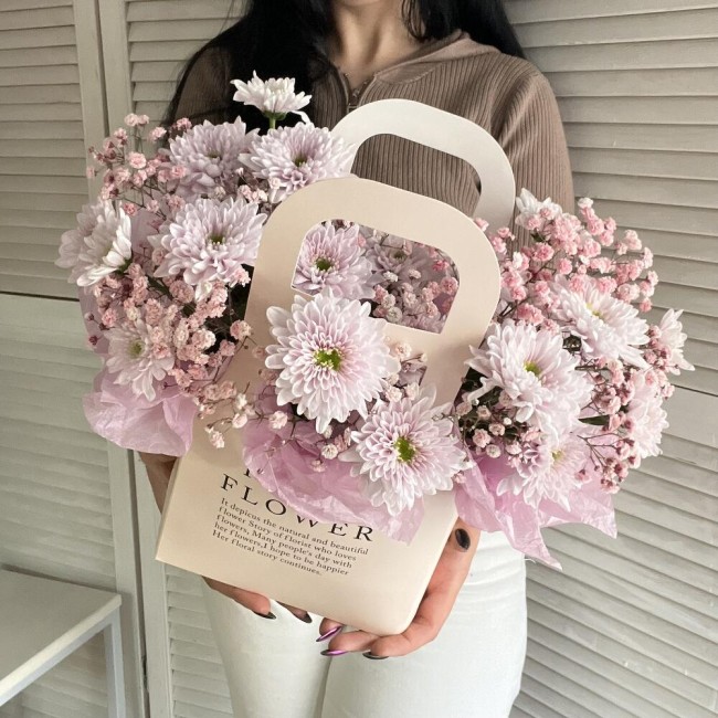 Букет цветов "Сумочка с розовыми хризантемами" Букет цветов "Сумочка с розовыми хризантемами"